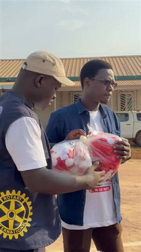 Le Rotaract Club de Conakry et l’Interact Club de Conakry se sont unis pour transformer le quotidien de l’orphelinat CASOG de Fossidet. ⭕️ À l'occasion de notre AIP Sapin de Noël, nous avons eu le bonheur d'offrir : • 💧 Un forage pour un accès durable à l'eau potable. • 🎁 Des dons divers pour illuminer le cœur des enfants. Plus qu'une distribution, ce fut un moment de partage intense et de fraternité rotarienne. Merci à tous ceux qui ont rendus ces actions possibles ! Ensemble, continuons de s