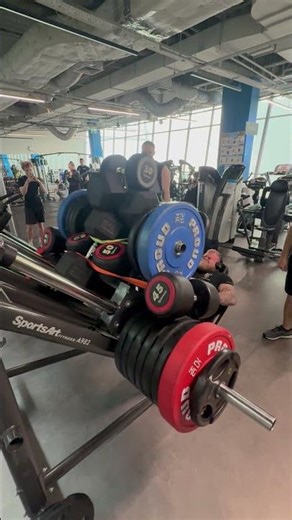 Body Builder's Extreme Leg Presses || ViralHog