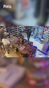 🎬Bodrum'da markete giren tavuk ortalığı birbirine kattı 📌 Bodrum'un Türkbükü Mahallesi'ndeki bir markete giren tavuk, içeride hareketli anlar yaşanmasına neden oldu. Tezgahtan raflara kadar her yeri karıştıran tavuk, market çalışanını adeta pes ettirdi. #Bodrum #market #tavuk #sosyalmedya #haber #gündem | Posta.com.tr