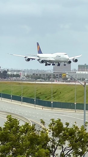LUFTHANSA BOEING 747-8 AND AIR FRANCE BOEING 777-300ER LANDING AT LOS ANGELES INT AIRPORT #fyp #la #losangeles #laxairport #planespotting #planespotter #planespotters #aviation #pilot #flightattendant #cabincrew #boeing #boeinglovers #boeing777 #airfrance @NVD AVIATION