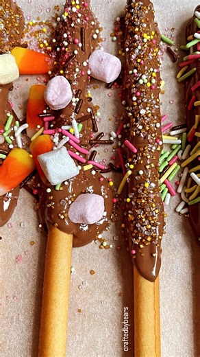 Sharon | Art, Craft & Play on Instagram: "💥 Chocolate Candy Sparklers 💥 ————————————————————— Got left over candy from Halloween in your cupboards? You can have one last hurrah and use them all up making these simple chocolate sparklers. We make these yummy treats every year and they’re the easiest and simplest snacks for little ones to make! The perfect treat to celebrate Guy Fawkes night and the weekend before back to school for many! Do you have firework plans this week? ———————————————————