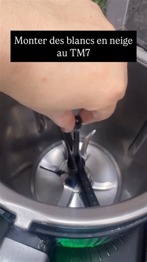 MIYA CUISINE DZ🇩🇿 on Instagram: "🥚 Blancs en neige au Thermomix TM7 – Recette Cookidoo® ❄️ Des blancs fermes et aériens en quelques minutes ! 👩‍🍳 Ingrédients : • 3 blancs d’œufs (température ambiante) • 1 pincée de sel 🔁 Préparation (recette officielle Cookidoo®) : 1. Insère le fouet dans le bol du Thermomix. 2. Mets 3 blancs d’œufs + 1 pincée de sel. 3. Sans gobelet doseur, mixe 5 min / vitesse 3.5 / 37°C. 💡 Astuce : surveille à travers le couvercle, ils doivent être bien fermes ! 📌 Par