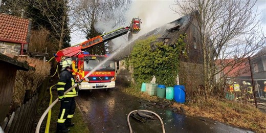 Großbrand mit giftigen Rauchgasen! Fachwerkhaus steht in Flammen