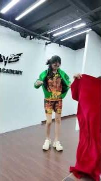 Becoming Supergirl in Left Right challenge #bybacademy #thanhhuyennguyen #daotaonguoimau #5g
