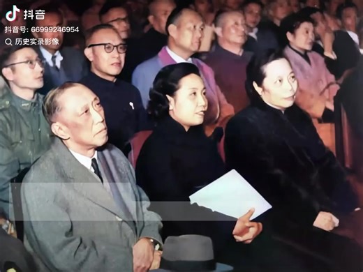 邓昌黎（1926年9月5日—2022年6月24日），物理学家，台湾中央研究院院士。生于北京，祖籍福建福州市，其兄为小提琴家邓昌国少年时代就读北平私立志成中学。1946年北平辅仁大学物理学士。 1948年美国芝加哥大学物理硕士。1951年美国芝加哥大学物理博士。1955年-1962年任美国阿贡国家实验室理论组组长， 1962年-1967年任加速器部主任。1966年当选中研院院士。 1967年—1972年任美国费米国家加速器实验室加速器理论组组长，1974年—1979年任加速器部高级计划系主任。1983年—1985年任行政院同步辐射研究中心主任。1986年—1987年任美国费米国家加速器实验室加速器物理系主任。1987年—1989年任美国费米国家加速器实验室特别计划室主任。1989年任美国阿冈国家原子能研究所加速器物理部主任Deng Changli (September 5, 1926 – June 24, 2022) was a physicist and an academician of the Academia Sinica in Taiwan. Born in Beijing, 