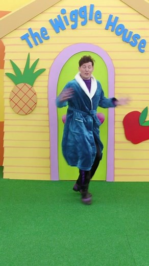 That frantic moment when you realise it’s bin night! Tag a friend to remind them not to forget 🗑️ #thewiggles #fyp #panic #wigglestok