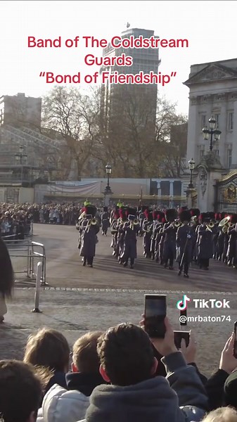 Band of The Coldstream Guards leaving Buckingham Palace during the Sunday Parade on the 14th December 2025, playing John Mackenzie-Rogan’s march Bond of Friendship. #militaryband #coldstreamguards #marchingband #buckinghampalace #sundayparade