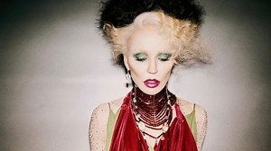 Daphne Guinness : un clip so chic et haute couture pour "Hip Neck Spine"