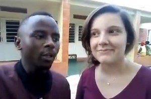 "Subiramo ngo 'kurwangarwanga'" Umusore w'umunyaRwanda yahuye n'umuzungukazi amusaba gusubiramo amagambo y'ikinyaRwanda, muri ayo magambo harimo "kurwangarwanga, igisupusupu, n'imyidagaduro" - [AMASHUSHO] - YEGOB