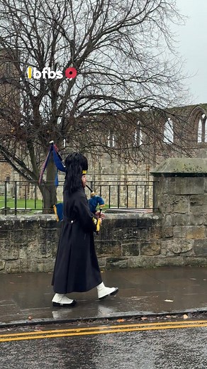 Oh, how we love the marvellous sound of bagpipes on Remembrance Sunday 🌹❤️ 📍St Andrews, Scotland 🏴󠁧󠁢󠁳󠁣󠁴󠁿 | BFBS Radio
