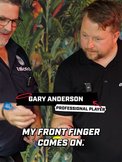 Gary Anderson how to hold a dart🎯 Grip talk with a true legend. Gary Anderson breaks down his thumb-forward grip, finger pressure, and how releasing tension creates a smooth, consistent throw. #GaryAnderson #DartsTips #ThrowTechniqu #GripTalk #PDC #DartsLife #Dartshopper