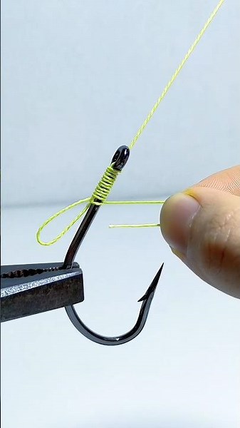 シンプルな釣り針を使った、最も確実な釣り糸の結び方 🐟 #fishing #shorts