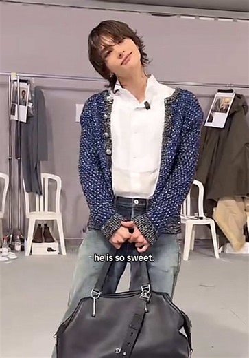 AHHH he is sooo cute and sweet I can’t! ##hyunjin##hwanghyunjin##straykids##foryour##foryoupage
