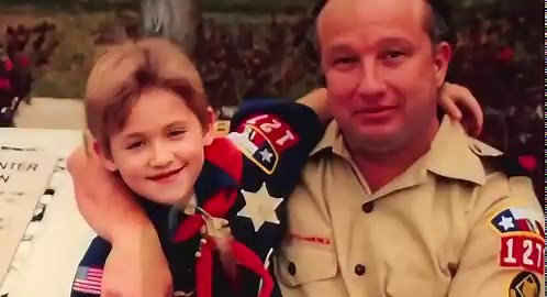 【奇跡】若い男性が脳卒中で脳死と判断され、数ヶ月後に延命治療を打ち切る予定だった。https://t.co/5Il9uYFkNL しかし父親は時間を求めて懇願、それが拒否されると銃を持って病院に立てこもり治療の継続を要求。︎警察が到着し、投降直前「聞こえているなら手を握ってくれ」と声をかけると、息子はわずかに反応した。父親は立てこもりで11ヶ月の刑に。その後、息子は「あの行動がなければ自分は生きていなかった」と語った。