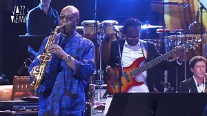 C'est avec une immense tristesse que nous venons d'apprendre la disparition de Manu Dibango - Officiel des suites du Covid-19. La légende de l'afro-jazz âgée de 86 ans nous offrait son dernier concert à Jazz à Vienne l'été dernier pour son projet Safari Symphonique. Il était accompagné pour l'occasion par l'Auditorium-Orchestre national de Lyon, FLAVIA COELHO et Manou Gallo. Créer et imaginer de nouveaux projets était le leitmotiv de Manu Dibango. Proche de Jazz à Vienne, il jouait à l'occasion 