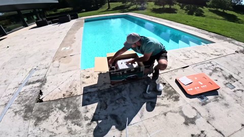 This pool robot shows how modern cleaning works