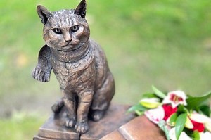 Street Cat Bob Memorial Statue sculpted by Tanya Russell