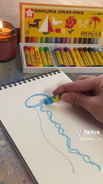 簡単な海月の描き方 𓂃 𓈒 🪼 いつも描いている海月、今回はサクラクレパスで描いてみました💫 描き方動画毎回長くなって申し訳ないですが、是非一緒に描いてみてください🥹🫧 #海月#クラゲ#描き方動画 #クレヨン#サクラクレパス#オイルパステル #hyomo#海#イラスト動画 #イラスト好きな人と繋がりたい #イラストメイキング