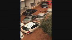 Video. Greece: flash flooding overturns cars