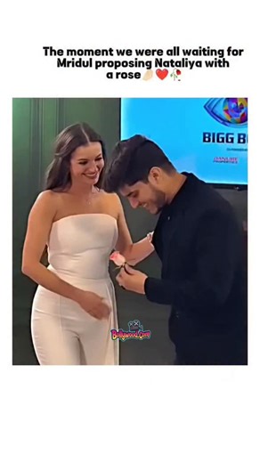 Bollywood 🎬 | 日本利用压电瓷砖将脚步转化为电能。这些瓷砖捕捉来自你脚步的动能。当你行走时,你的重量和动作会对瓷砖产生压力。瓷砖会轻微弯曲,从而产生机械应力。瓷砖内部的压电材料将这种应力转化为电能。每一步都会产生少量电荷,而数百万步结合在一起就能产生足够的电力来驱动LED灯、数字显示屏和传感器。... | Instagram