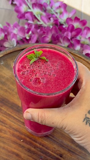 Winter special morning Red juice Ingredients 1 tomato 1/2 red carrot 1/4 Beetroot 5-6 mint leaves 1 small piece of ginger 1/2 tsp lemon juice 1/2 tsp black salt 1/2 tsp chaat masala 1.5 cups water #WinterJuice #Immunityboosterdrink #skinjuice #HairSkinNailsSupplement #redjuice #CarrotBeetJuice | Nikiiceipe