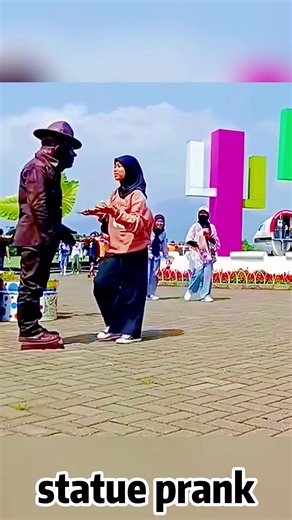 Funny Statue Prank in the USA