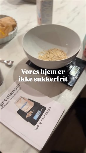 Louise P. Gammelgaard on Instagram: "Vores hjem er ikke sukkerfrit! 🫶🏼 Og det har vi heller ikke en intention om, at det skal være. Om det ene sukker er bedre end det andet, kommer for mig an på, hvad man kigger efter. Kigger man efter et renere valg, ville jeg gå med honning over hvidt sukker. Kigger man på blodsukker? Ja, så er sukker altså sukker. Herhjemme har vi valgt, at vi gerne vil tage mere bevidste valg om, hvor meget sukker vi indtager og hvorfor vi indtager det. Det har for os bety