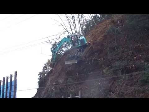特殊バックホーで、法面の掘削中です。