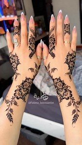 I know I love creating big, bold, strange henna designs 🤍 but I also know some of you prefer small, tiny, detailed flowers 🌸 I can create all styles, but my heart loves experimenting with unique looks. I want to make sure I cater for everyone, so tell me — do you prefer bold & unusual or simple, thin & cute like this one? 🤎 Like, share & comment so more people can see it, thank you all for the support! Full step-by-step tutorials are available on my YouTube channel 🎥 #fatima_hennaartist #som