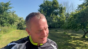 DET ER JO IDIOTI GANSKE ENKELT😊 Regeringens afgifter for at mindske CO2 gør nu at danske landbrugsvarer bliver for dyre at producere og vi i stedet for importerer blåbær fra lande som Peru??? OK, forklar det lige for en simple mand som mig. Hvordan er det lige med CO2 i atmosfæren? Som jeg forstår det så er det vist lige meget hvor den kommer fra ikke? Men i Danmark ved regeringen og venstrefløjen bedre. Vi må forstå, at CO2 udledt i Peru, på verdenshavene under transport til Europa og på vejen