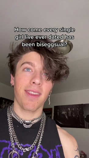 Anyone have an idea… I j noticed 🤔#emo #emoboy #bisexsual🌈 #emogirl #altgirl #poppunk