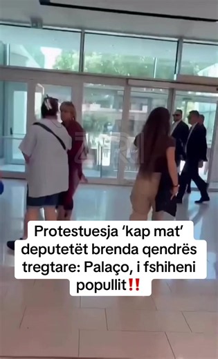 Protestuesja ‘kap mat’ deputetët brenda qendrës tregtare: Palaço, i fshiheni popullit‼️ Disa deputetë kanë hyrë brenda qendrës tregtare në rrugën “Murat Toptani”, ndërsa aty brenda janë pikasur nga një protestuese. Kjo e fundit, iu është drejtuar deputetëve teksa ata iu drejtoheshin shkallëve që të çojnë drejt zonës së parkingut. “Deputetë të shitur”, dëgjohet të thotë protestuesja, ndërsa është shtyrë nga shoqëruesit e deputetëve. Në këtë moment, ajo ia kthen: “Mos shtyj”, “Idiot je vetë! Kujt 