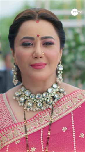 Chandrika ke chehre par muskaan laane mein Vasu hui kaamyaab. Dekhiye #Vasudha, Mon-Fri, raat 10:30 baje, sirf #ZeeTV par aur kahin bhi, kabhi bhi ZEE5 Shows par. #Vasu #Chandrika #ZeeOnTheGoReels #nausheenalisardar #priyathakur | ZEE TV