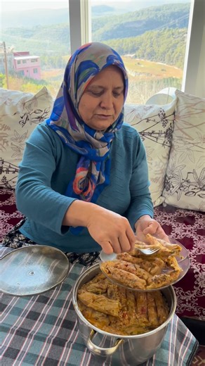 Naciye Şahin on Instagram: "Lahana sarması yapıyorum. #lahanasarması #odunsobası #köyhayatı #yöresel #mersin #keşfet"