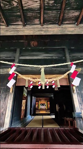 鎌倉時代から明治維新まで約700年にわたりこの地を治めた相良氏が手厚く保護しました。一族が一度も交代しなかったという歴史的背景が、この貴重な社殿群を現代まで守り伝える力となりました