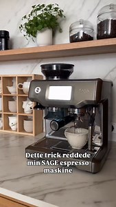 RENGØRINGS GUIDE til SAGE espresso maskine - til Jer, som også har dette problem. Jeg lovede at dele, hvis jeg fandt en løsning - så her er den ☕️ Efter jeg skiftede vandfilter, nægtede min Sage at køre både vand og kaffe igennem – selvom filteret havde ligget 10 minutter i vand - vi prøvede alt muligt. Jeg panikkede og skrev med Sage, som gav denne løsning, som faktisk virkede kort efter. 👉 Manuel afkalkning – også selvom der ikke kommer væske igennem. • Fjern vandfilteret • Fyld afkalkningsmi
