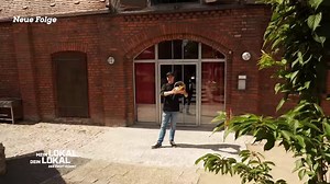 Weiterhin spannend bleibt es am dritten Tag der Runde in Mecklenburg- Vorpommern. Gastgeber Jakob empfängt die Gäste in seiner "Stadtscheue" in Laage mit besonderem rustikalem Flair. Der junge Gastronom legt in seiner bodenständigen Küche besonderen Wert auf Regionalität und Saisonalität seiner Produkte. Reicht das für den Goldenen Teller? 🤔 #MeinLokalDeinLokal #Clip | Mein Lokal, Dein Lokal