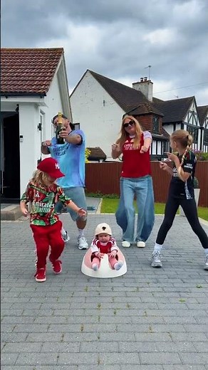 WHO GAVE THIS ARSENAL FAMILY THE AUX?! 😂🏆 Entire House Turned Into Emirates After The Title Win!