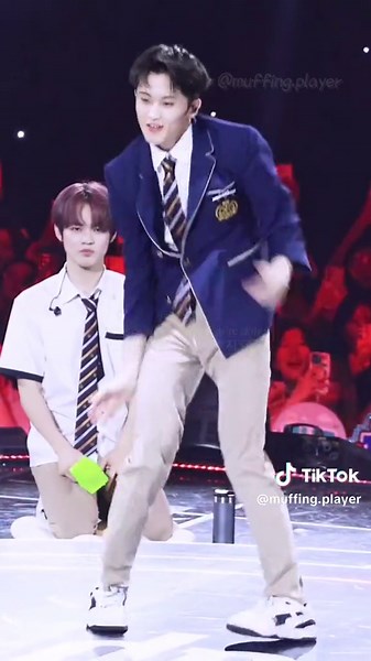 마크의 매력적인 부디 워크 댄스 커버