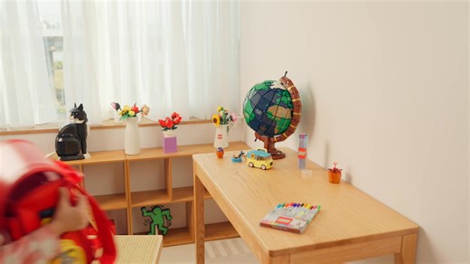 【🐾我的動物萌友 | 一起上學的小小約定😌🫶】 上學了！把娃包打開🎒✨ 今天要選哪隻萌友一起出門呢？🐰 早上出門前先換個小配件、調整表情💛 一起盪鞦韆、溜滑梯、畫畫塗鴉，整天陪在你身邊！🌤️ 用 Friends系列、Creator系列盒組 拼出你的動物萌友 🐶🐱 一起生活的可愛小夥伴，每天都有新故事🧡 想跟著一起拼看看嗎 👀✨ 萌友的拼砌方法都在這👉 https://link.bricks.plus/TWRackLCP #我的動物萌友 #SheBuiltThat #樂高 #台灣樂高 | LEGO