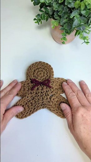 This crochet gingerbread man coaster is just the cutest! #crochet #crochetcoaster #holidaycraft