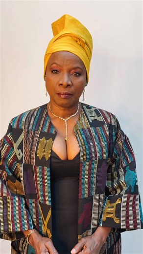 “Malaïka” était la chanson préférée de ma mère. Pour moi, c’est une chanson qui me rappelle mon enfance à Cotonou. 🇧🇯Racontez-moi en commentaire les souvenirs qui vous viennent quand vous écoutez “Malaïka” ! ❤️👗 Imane Ayissi