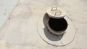 clip-1108532773-pontoon-floating-roof-storage-tank