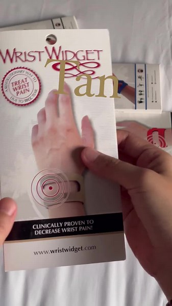✅WristWidget ทำมาจากผ้าฝ้ายผสมใยไนลอนสูตรพิเศษปราศจากยางพาราที่อาจทำให้เกิดอาการแพ้ หรือสารเคมีที่เป็นพิษ 👩🏻‍⚕️WristWidget เหมาะกับคนที่มีอาการเส้นเอ็นข้อมือฉีกหรืออักเสบโดยเฉพาะ 👩🏻‍⚕️WristWidget เหมาะกับคนที่ไม่ต้องการผ่าตัด เพราะ WristWidget ทำหน้าที่ดามให้ทุกอย่างในข้อมือเข้าที่เพื่อสนับสนุนการซ่อมแซมตามธรรมชาติดยร่างกายเราเอง ช่วยให้หลีกเลี่ยงการผ่าตัด 💡ออกแบบคิดค้นโดยนักกายภาพบำบัดผู้เชี่ยงชาญข้อมือระดับโลก 🌏 Wendy Medeiros จาก USA ✅เห็นผลทันที ใส่แล้วสามารถรับแรงต้านได้เหมือนปกติหรือ