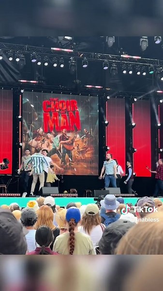 Sunday @West End LIVE #trafalgarsquare with @rebeccacritchlow3 @RunningNannyJ #SedgleyStriders #westendtheatre #westendlive2025 #london #londontheatre #pimmsoclock #livemusic #musicals #musicaltheatre