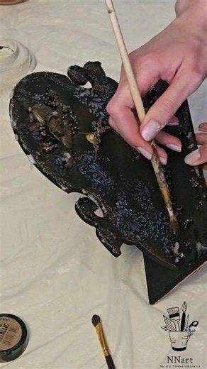 Mała niespodzianka dla tych, którym spodobał się wczorajszy zegar 😊 Zanim doczekacie się warsztatów mam dla was szybki tutorial, który zdradzi Wam jak on powstał 🎨 Cała praca inspirowana jest karnawałem i serialem Bridgertonowie, a projekt powstał dla Pentart | NNart