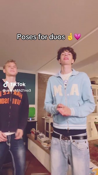 Creative Duo Poses for Fashion Lovers