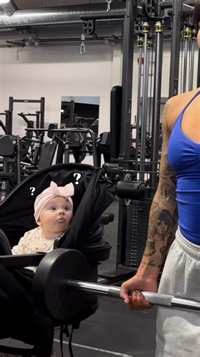 HANNA ÖBERG 🇸🇪 | she definitely stole the show 😂😭 if you couldn’t concentrate on the workout, here’s the details 😄 1. reverse flyes (rear delts) 3 x... | Instagram