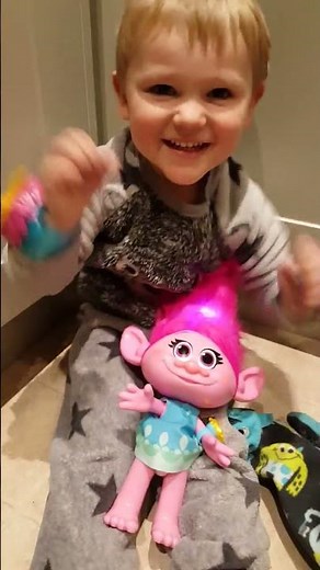 Hug Time Poppy Troll Doll | Toy Play Review