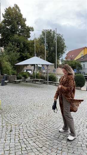 Bauernmalerei Aulendorf HILI Art Tetiana Brzozowski on Instagram: "Follow me? 🥹 👉👈 Bauernmalerei #bauernmalerei #bauern #kunst #art #drawing #künstlerin #dailydrawing #folkart #ukrainianart #petrykivka #folk"